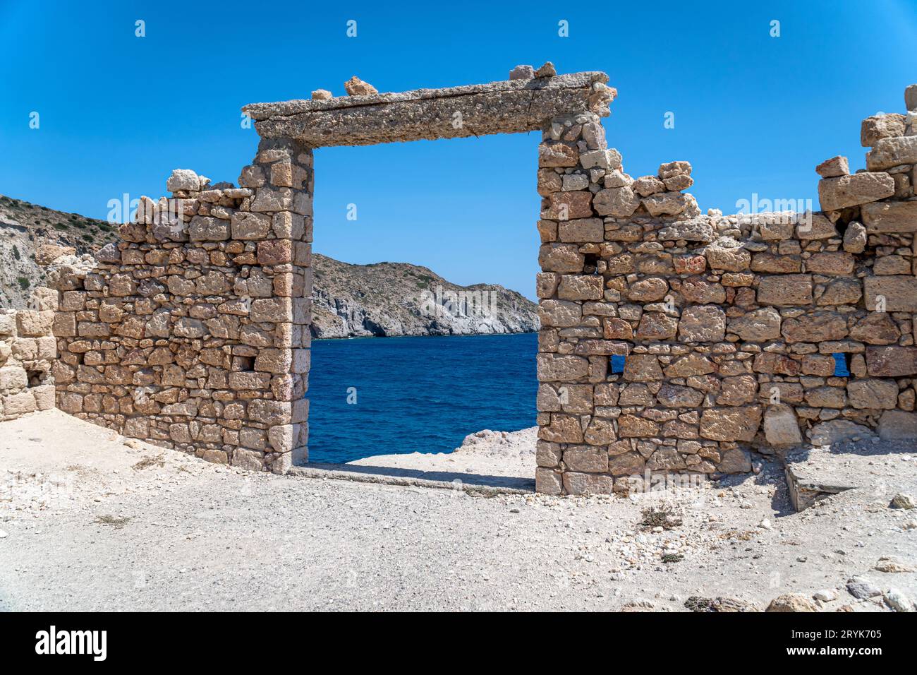 Porte en pierre à Paralia Firopotamos, Milos Banque D'Images