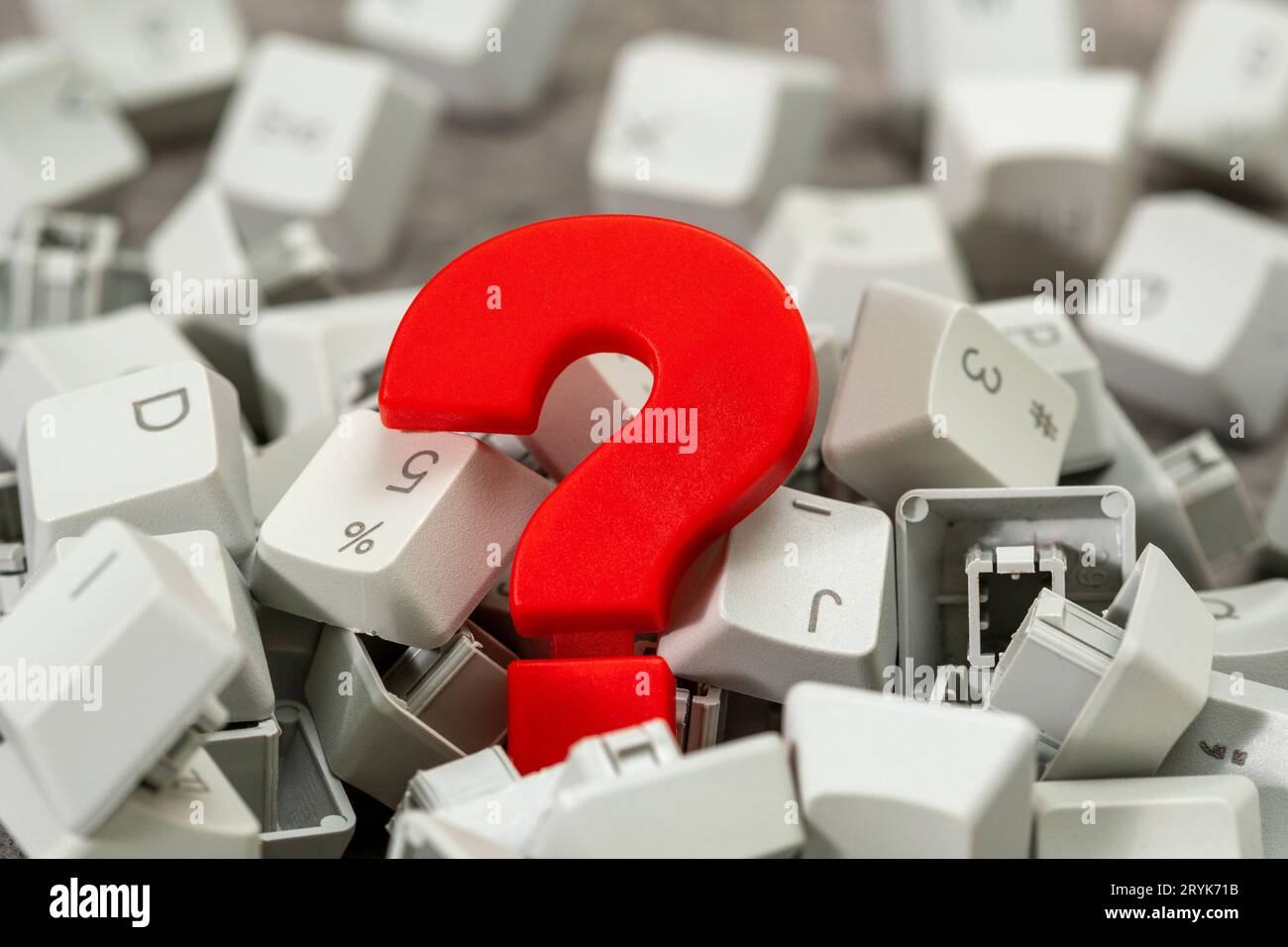 Point d'interrogation en plastique rouge dans la pile de touches de clavier d'ordinateur Banque D'Images