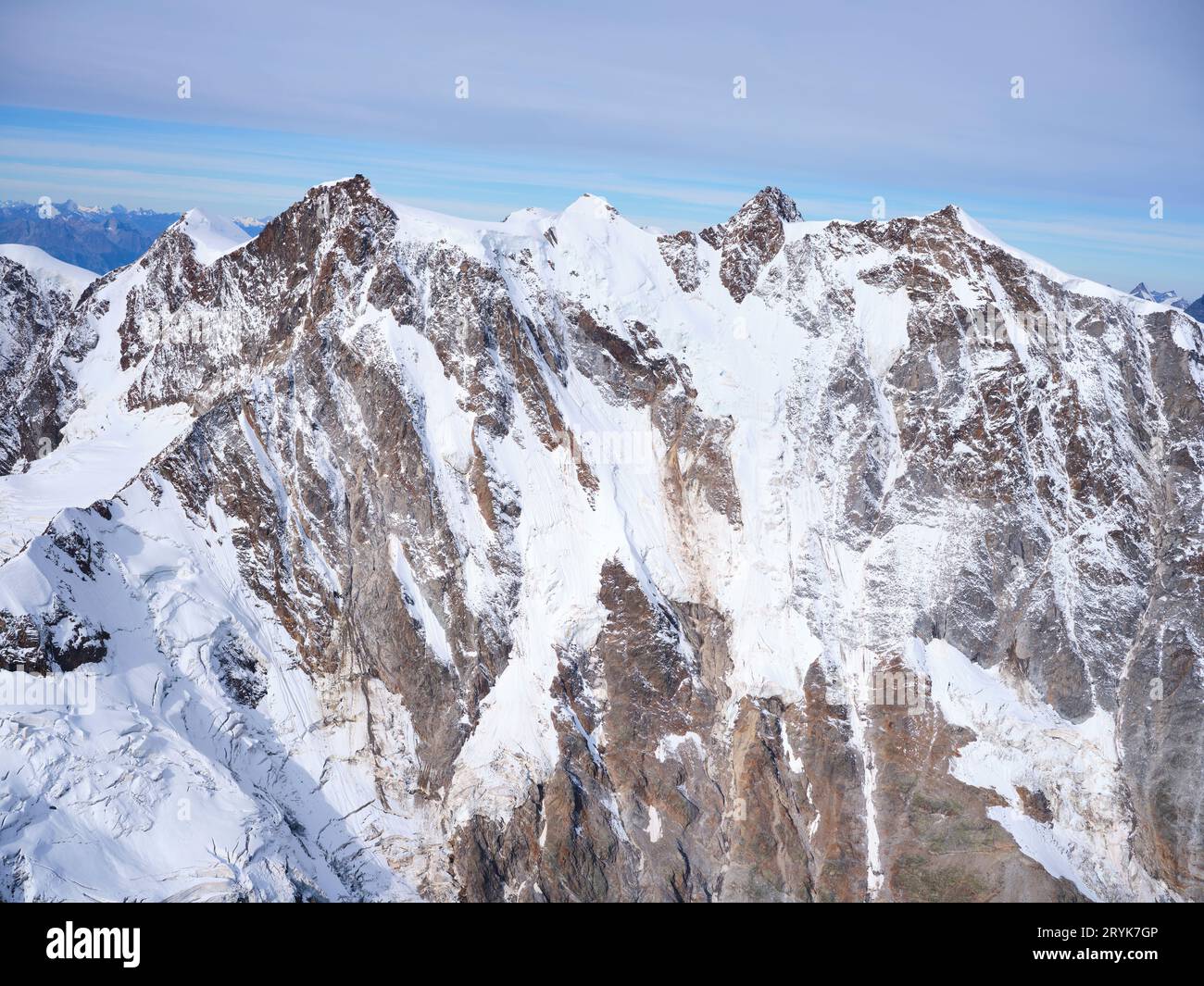 VUE AÉRIENNE. Massif du Monte Rosa (altitude : 4634 mètres) avec son imposante grande muraille orientale. Province de Verbano-Cusio-Ossola, Piémont, Italie. Banque D'Images