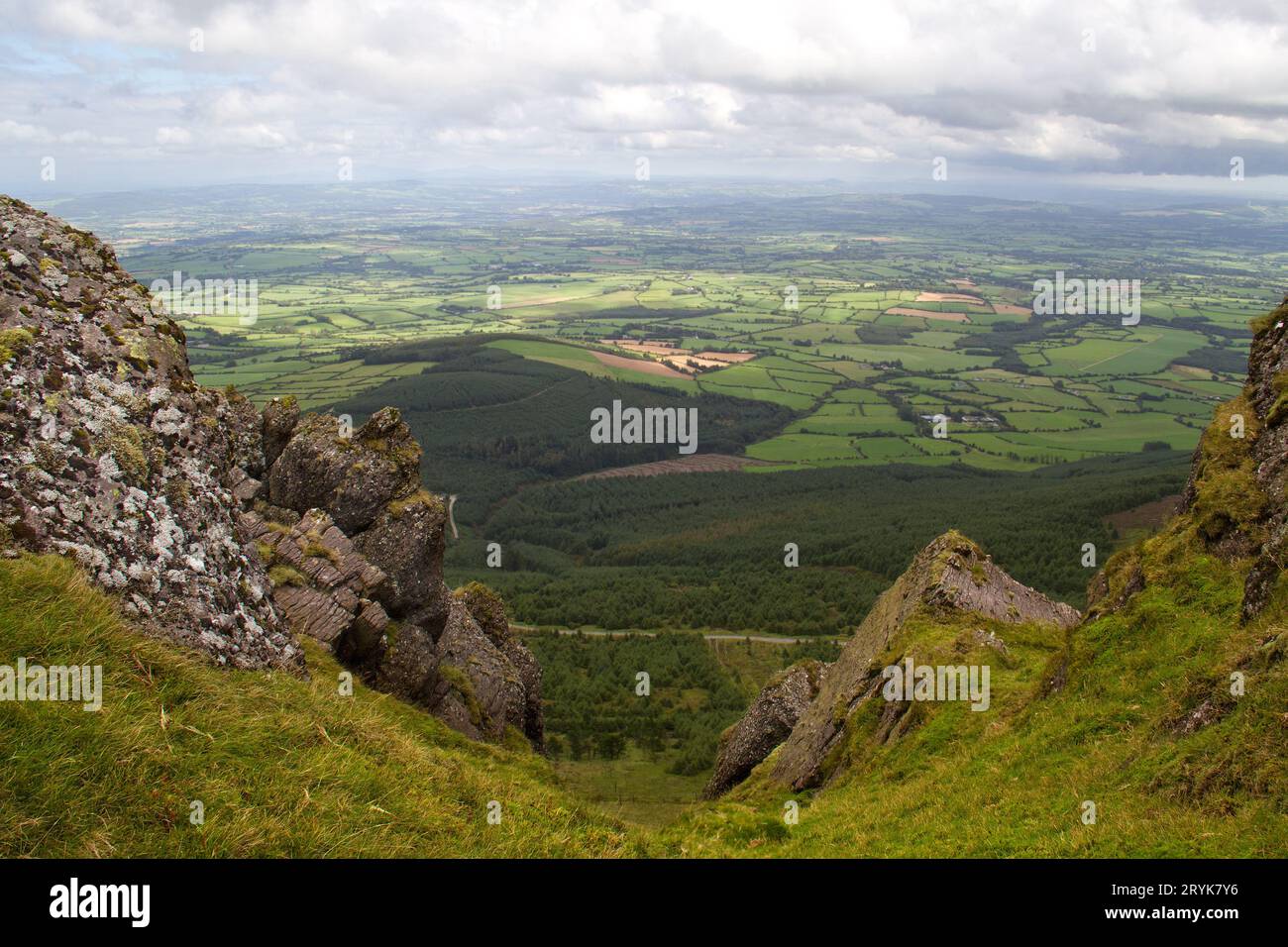 Vue depuis la montagne Knocksheegowna dans les montagnes Comeragh sur le comté irlandais de Tipperary Banque D'Images