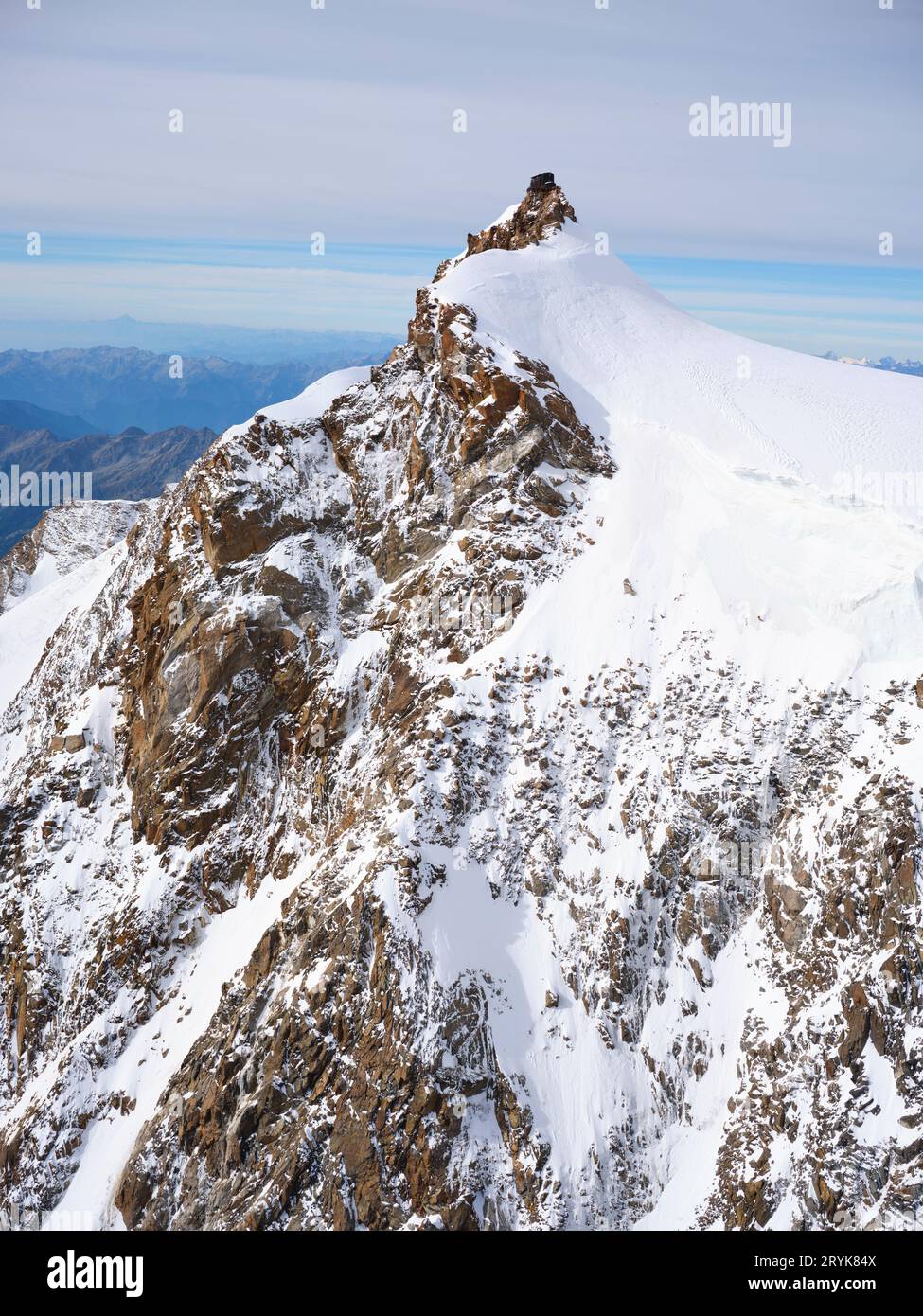 VUE AÉRIENNE. La Capanna Regina Margherita est la plus haute cabane de montagne d'Europe à une altitude de 4554m au sommet de Punta Gnifetti (Signalkuppe). Italie. Banque D'Images