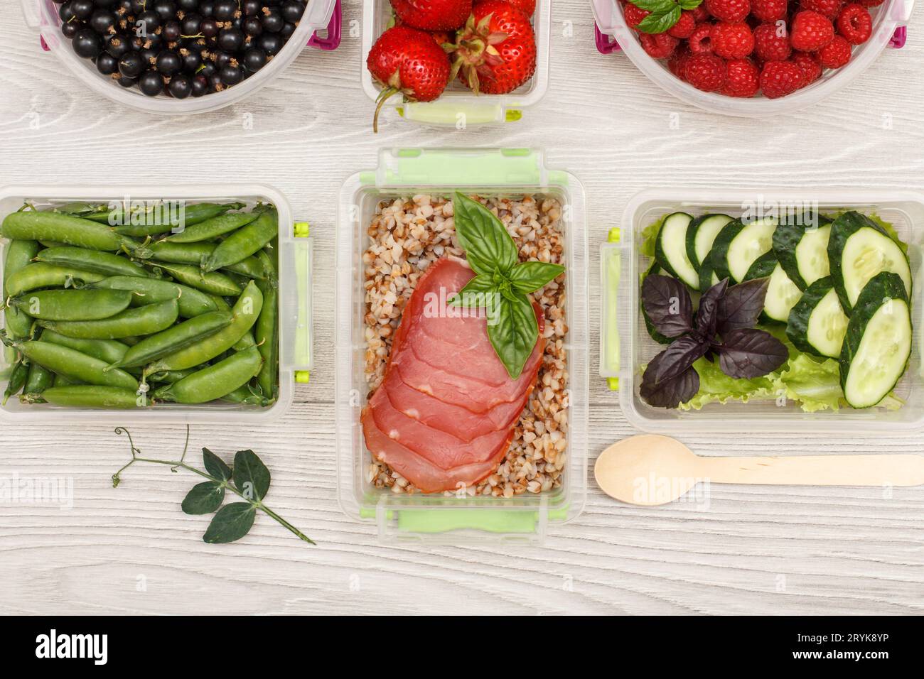Contenants en plastique pour la préparation des repas avec bouillie de sarrasin, viande, légumes et fruits. Banque D'Images