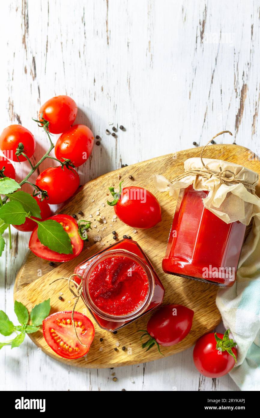 Pâte de tomate, conservation à la maison. Sauce tomate faite à partir de  tomates mûres sur une table en bois. Vue de dessus fond plat. Copier s  Photo Stock - Alamy