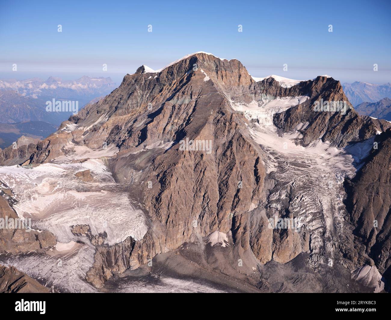 VUE AÉRIENNE. Grand Combin (altitude : 4314m à Combin de Grafeneire). Glacier du Mont Durand (à gauche) et Glacier du Croissant (à droite). Suisse. Banque D'Images