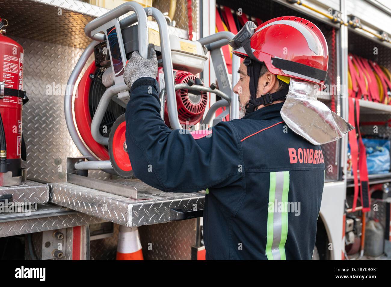 Équipement de vérification et d'entretien de pompier pour travailler dans la zone du bureau de foyer près du camion de pompiers. Banque D'Images