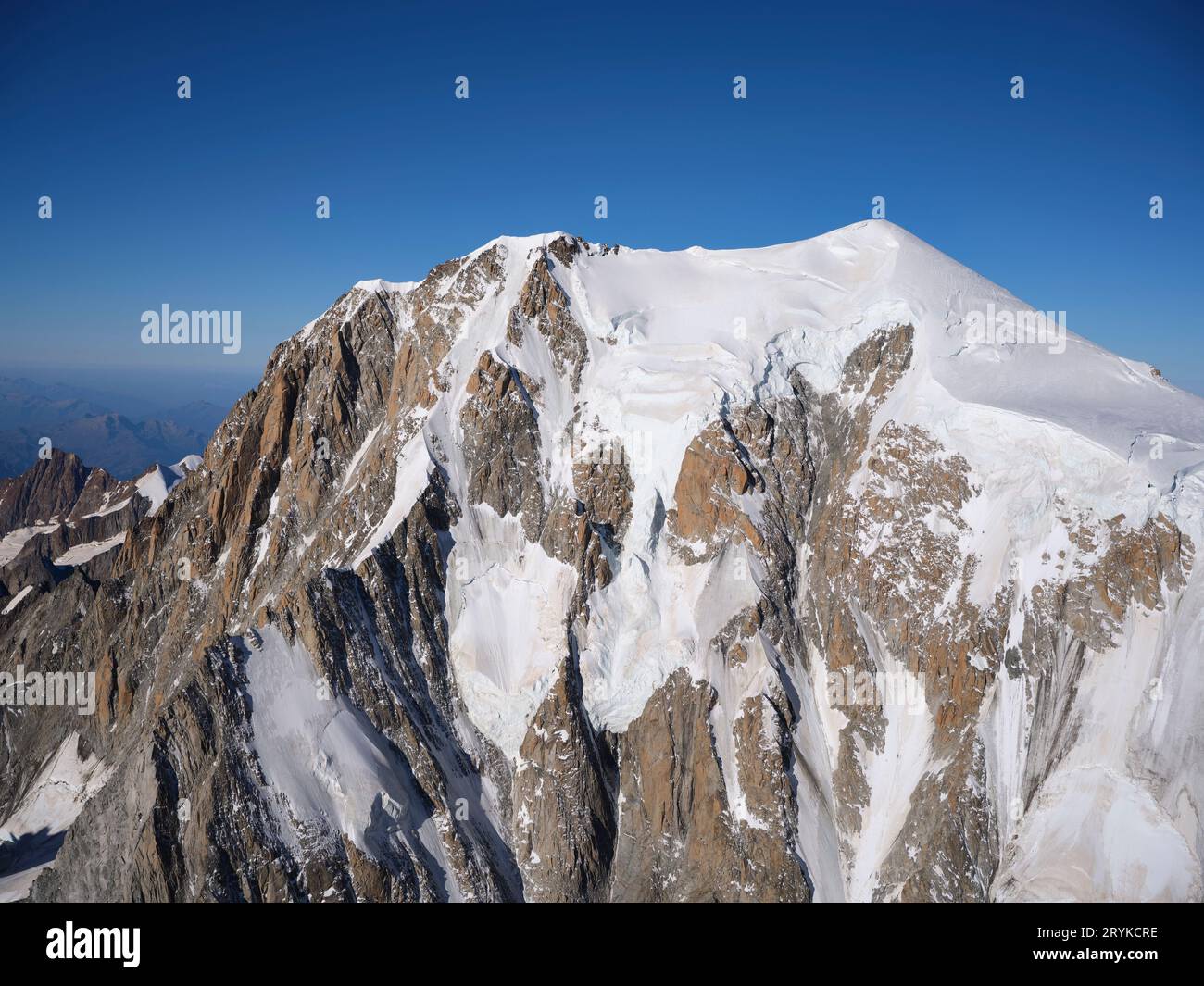 VUE AÉRIENNE. Côté italien du Mont blanc (altitude : 4805 à 4810 mètres selon le manteau neigeux). Courmayeur, Vallée d'Aoste, Italie. Banque D'Images