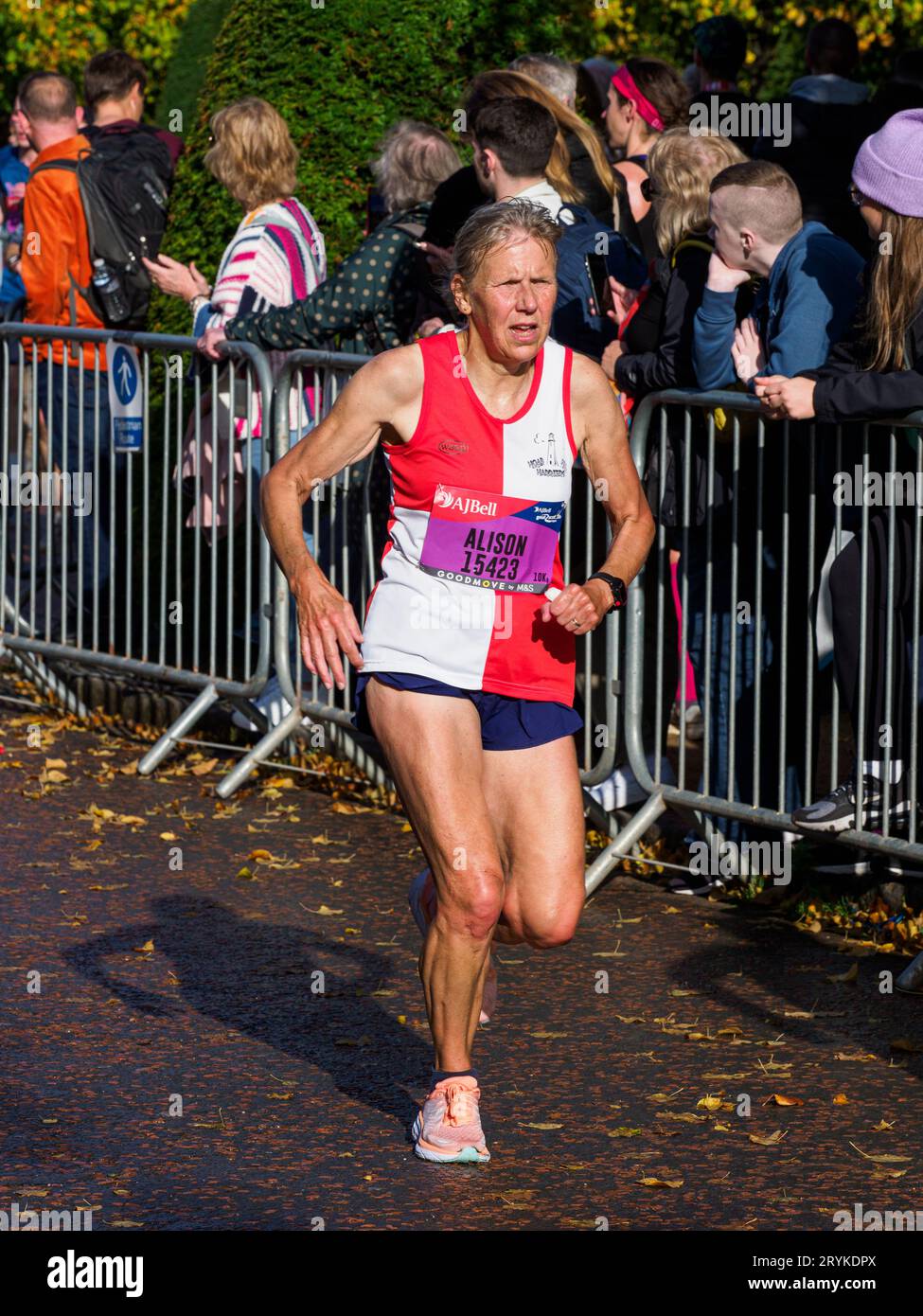 GLASGOW, ÉCOSSE, ROYAUME-UNI. 1 octobre 2023. Une concurrente plus âgée termine le 10k Great Scottish Run de l'AJ Bell à Glasgow Green Park crédit : george robertson/Alamy Live News Banque D'Images