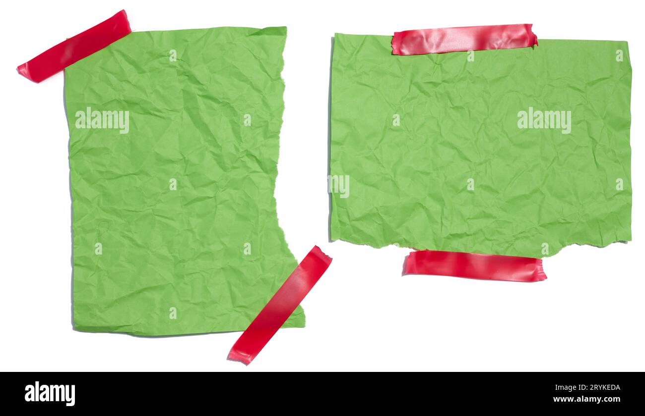Morceaux de papier déchirés en vert avec du ruban isolant sur un fond blanc isolé Banque D'Images