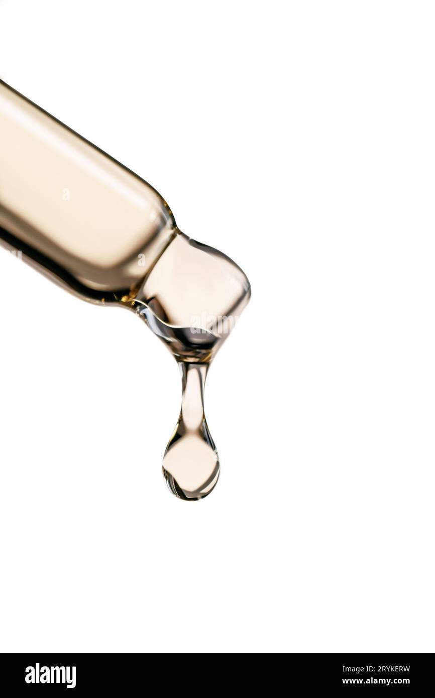 Une goutte d'huile cosmétique tombe de la pipette Banque D'Images