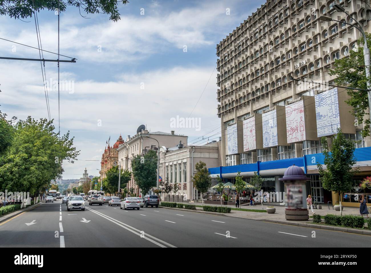 Le trafic routier dans le centre-ville de Rostov-sur-le-Don (Rostov-na-Donu), la ville dans le sud de la Russie. Banque D'Images