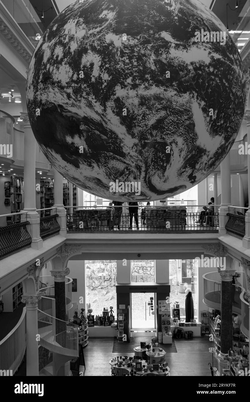 À l'intérieur de Cărturești Carusel, une célèbre chaîne de librairies en Roumanie située au 55 rue Lipscani Banque D'Images