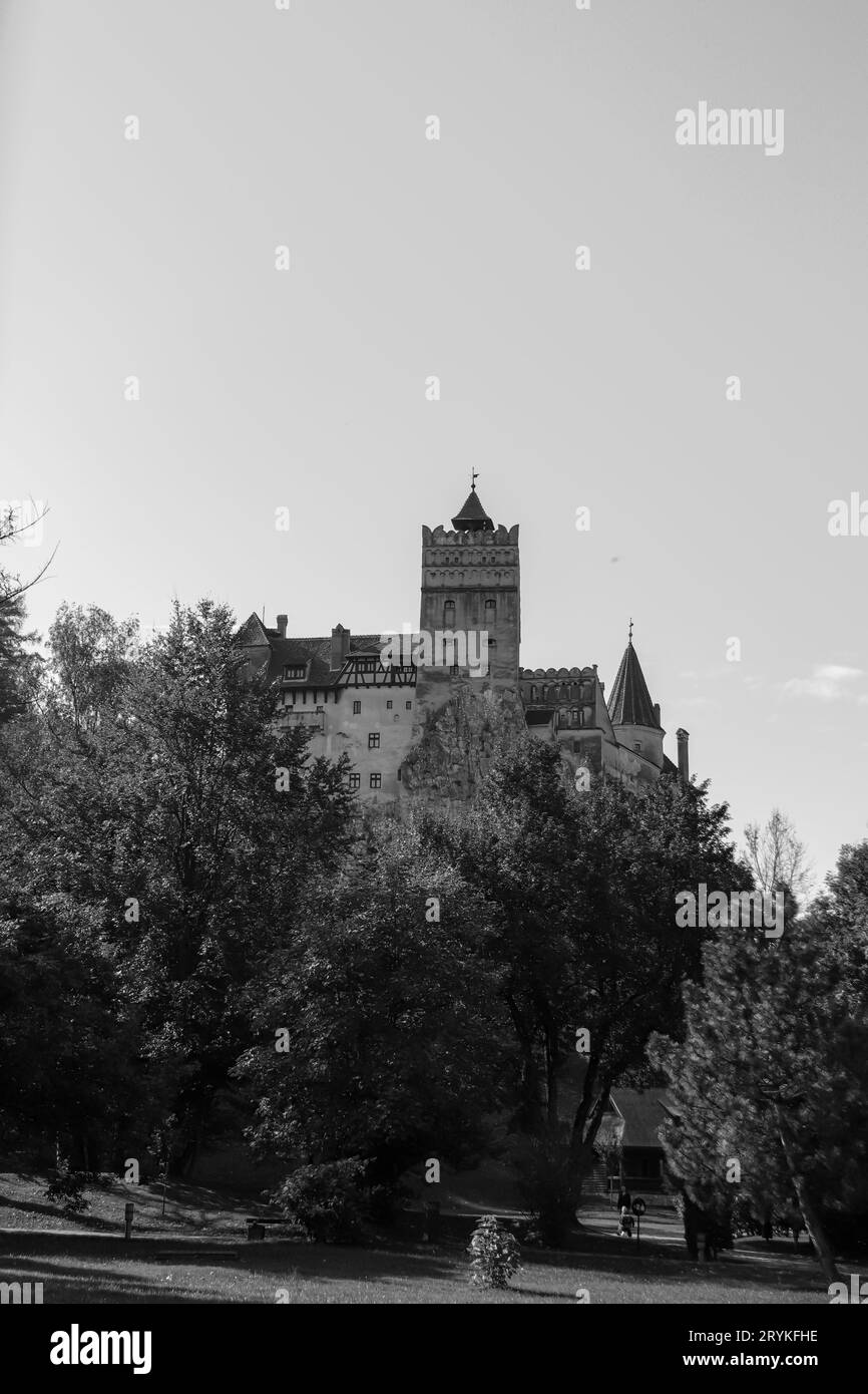 Vue de forteresse du château de Bran noir et blanc d'un monument national et d'un point de repère en Transylvanie connu sous le nom de château de Dracula Banque D'Images