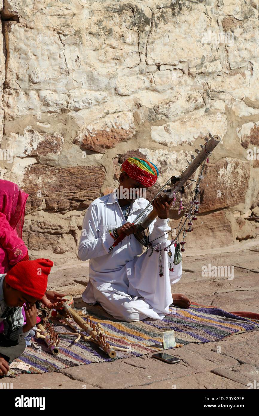 Musician playing instrument à cordes d'Ravanahatha Jodhpur Rajasthan Inde Banque D'Images