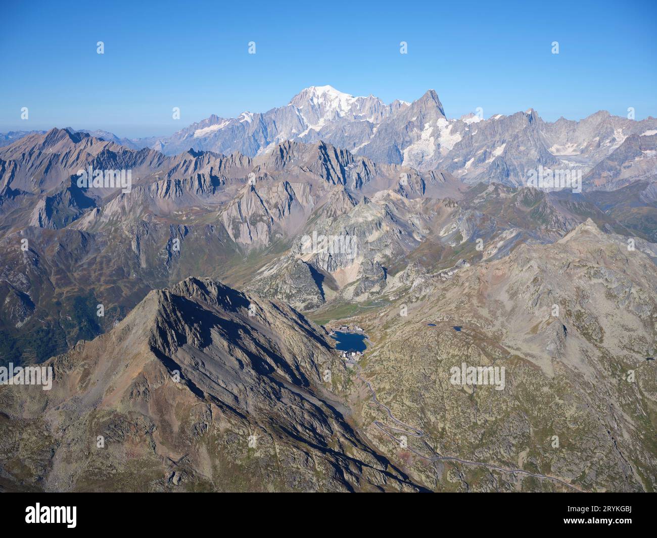 VUE AÉRIENNE. Col du Grand Saint-Bernard (au bord du lac). La deuxième moitié du lac au Mont blanc au loin est l'Italie, premier plan est la Suisse. Banque D'Images