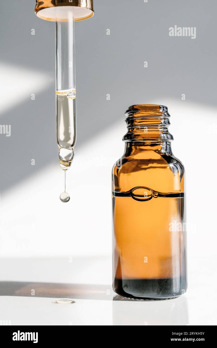 Flacon brun et pipette avec produit cosmétique. Banque D'Images