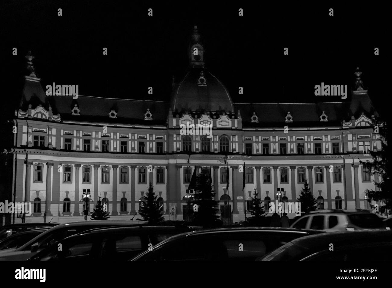 Vue extérieure nocturne du bâtiment du conseil du comté de Brasov en noir et blanc Banque D'Images