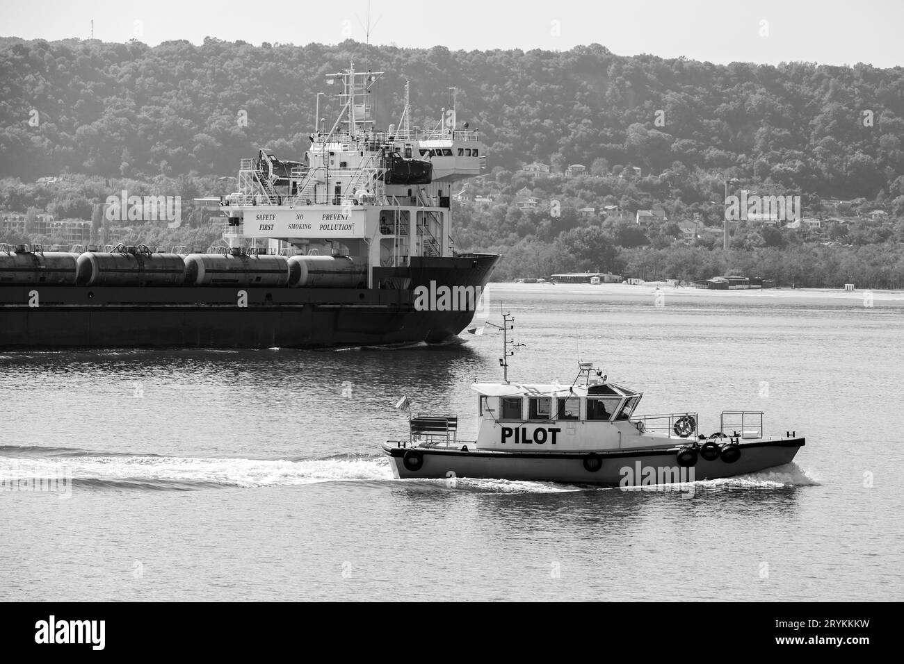 Bateau-pilote entre dans le port de Varna, port de la mer Noire, Bulgarie. Photo noir et blanc Banque D'Images