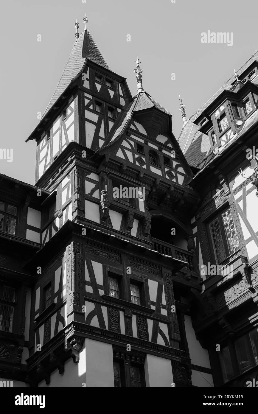 Peleș Château une tour de détail de style néo-Renaissance de la cour intérieure en noir et blanc Banque D'Images