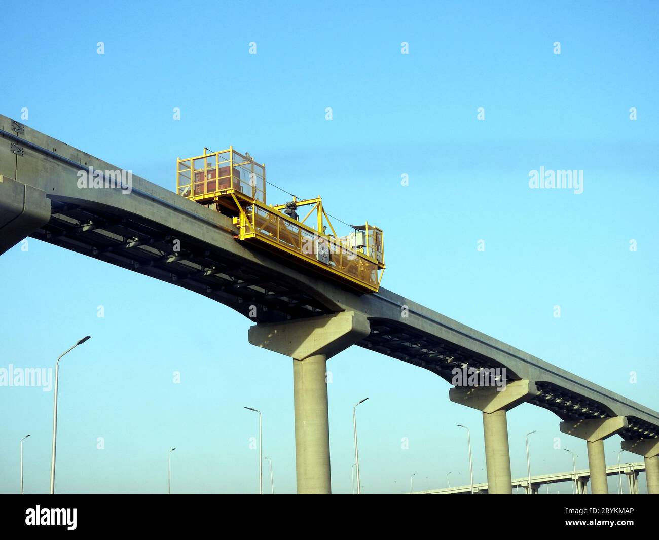 Le Caire, Égypte, août 30 2023 : chantier de construction du système de transport monorail égyptien du Caire, trains rapides aériens sur colonnes et voies, réel est Banque D'Images