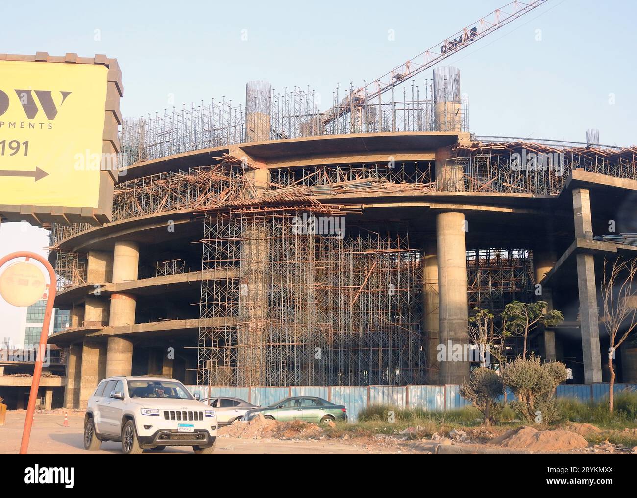 Le Caire, Égypte, août 30 2023 : un chantier de construction pour la société nationale de construction SAMCO CO en Égypte avec tour de grue et échafaudages pour le nouveau bâtiment Banque D'Images