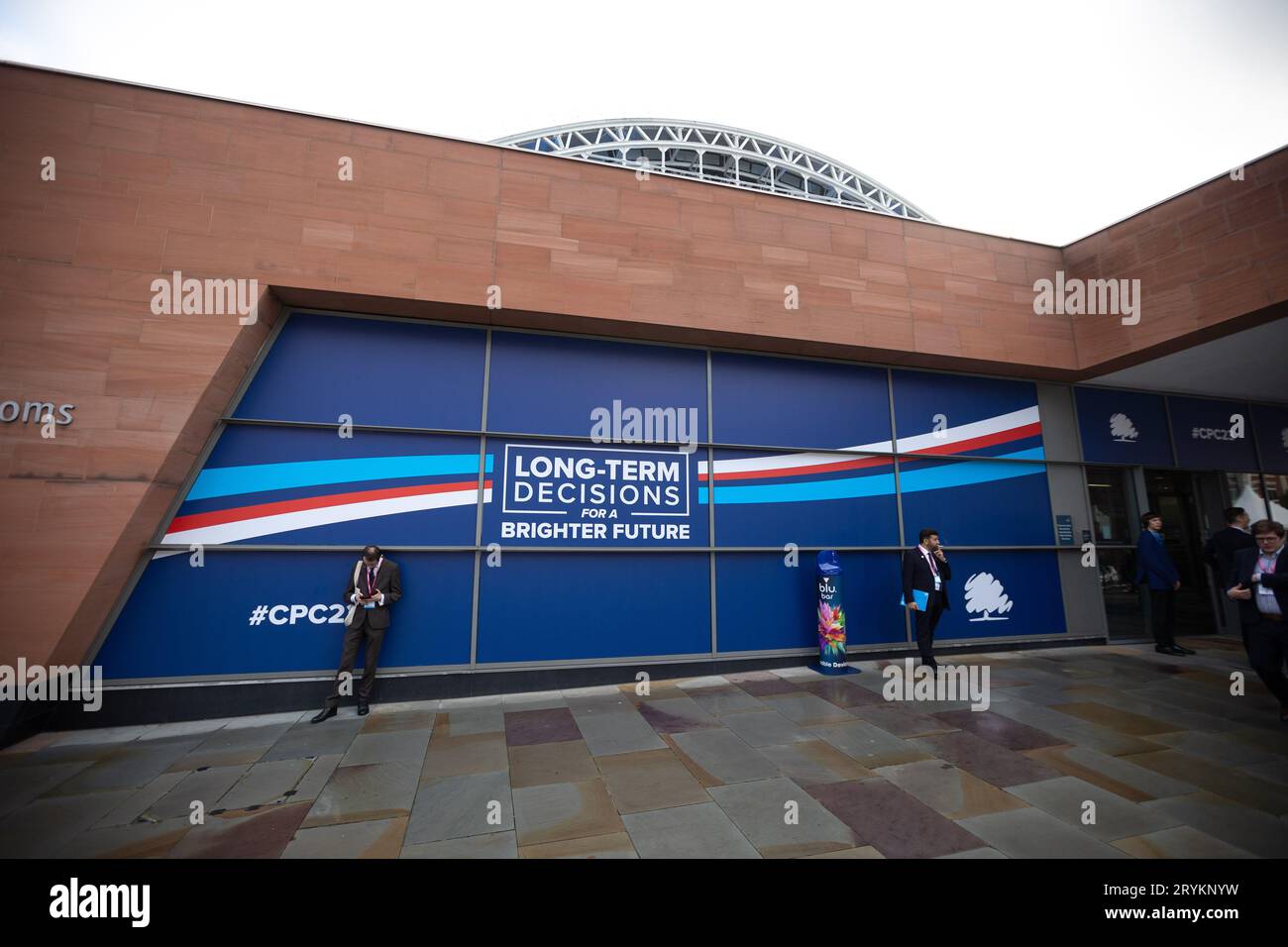 Manchester le dimanche 1 octobre 2023. Le slogan conservateur "décisions à long terme pour Un avenir meilleur" lors de la conférence du Parti conservateur au Manchester Central Convention Complex, Manchester, le dimanche 1 octobre 2023. (Photo : Pat Scaasi | MI News) crédit : MI News & Sport / Alamy Live News Banque D'Images