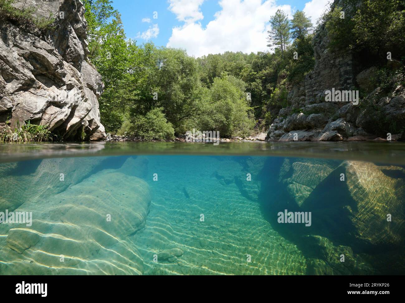 Rivière rocheuse à l'eau claire, vue sur deux niveaux au-dessus et sous la surface de l'eau, Espagne, Catalogne, Alt Emporda Banque D'Images