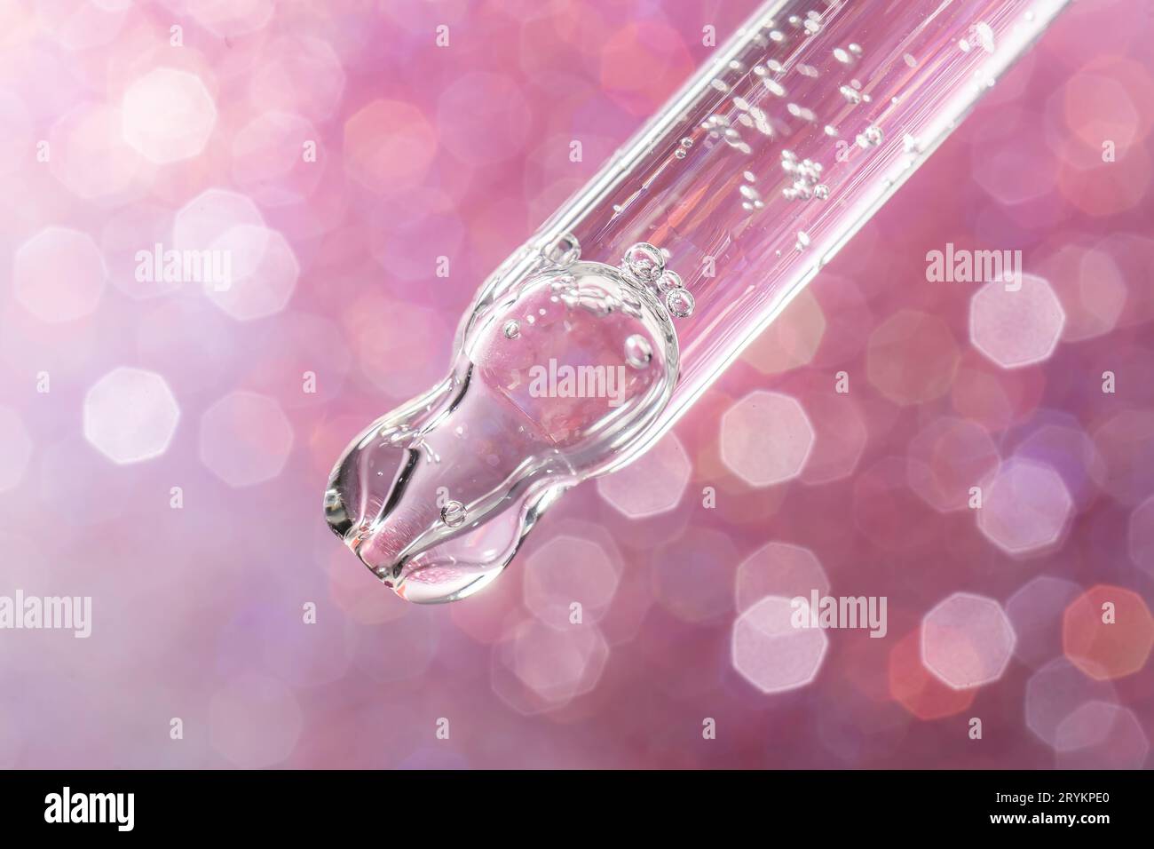 Une goutte d'huile cosmétique tombe de la pipette Banque D'Images