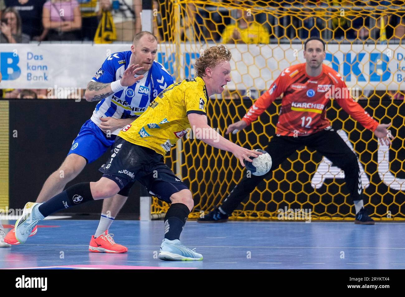 Mannheim, Deutschland. 01 octobre 2023. v. li. : Jonas Truchanovicius (TVB, 10), Gustav Davidsson (RNL, 22), Silvio Heinevetter (Torwart, TVB, 12), Zweikampf, Spielszene, Duell, duel, Tackle, Tackling, Dynamik, action, Aktion, 01.10.2023, Mannheim (Deutschland), Handball, Bundesliga, Rhein-Neckar Löwen - TVB Stuttgart crédit : dpa/Alamy Live News Banque D'Images