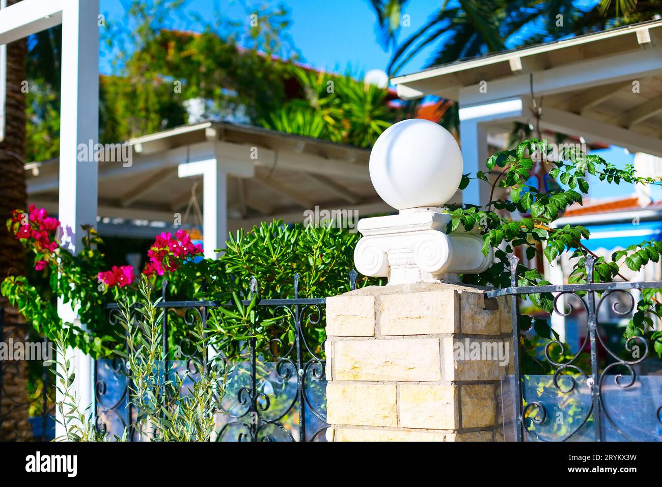 Vacances en Grèce, détail de l'architecture traditionnelle et fond de jardin Banque D'Images