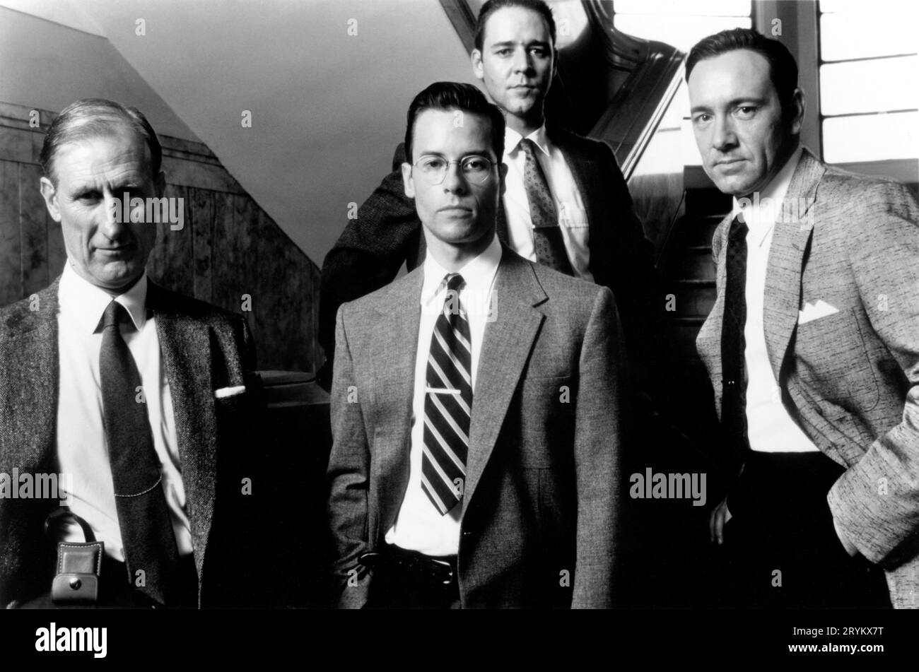 JAMES CROMWELLGUY PIERCE RUSSELL CROWE et KEVIN SPACEY in L.A. CONFIDENTIEL 1997 réalisateur CURTIS HANSON Novel James Ellroy scénario Brian Helgeland et Curtis Hanson musique Jerry Goldsmith costumes Ruth Myers New Regency Productions / an Arnold Milchan / David L. Wolper production / Warner Bros. Banque D'Images