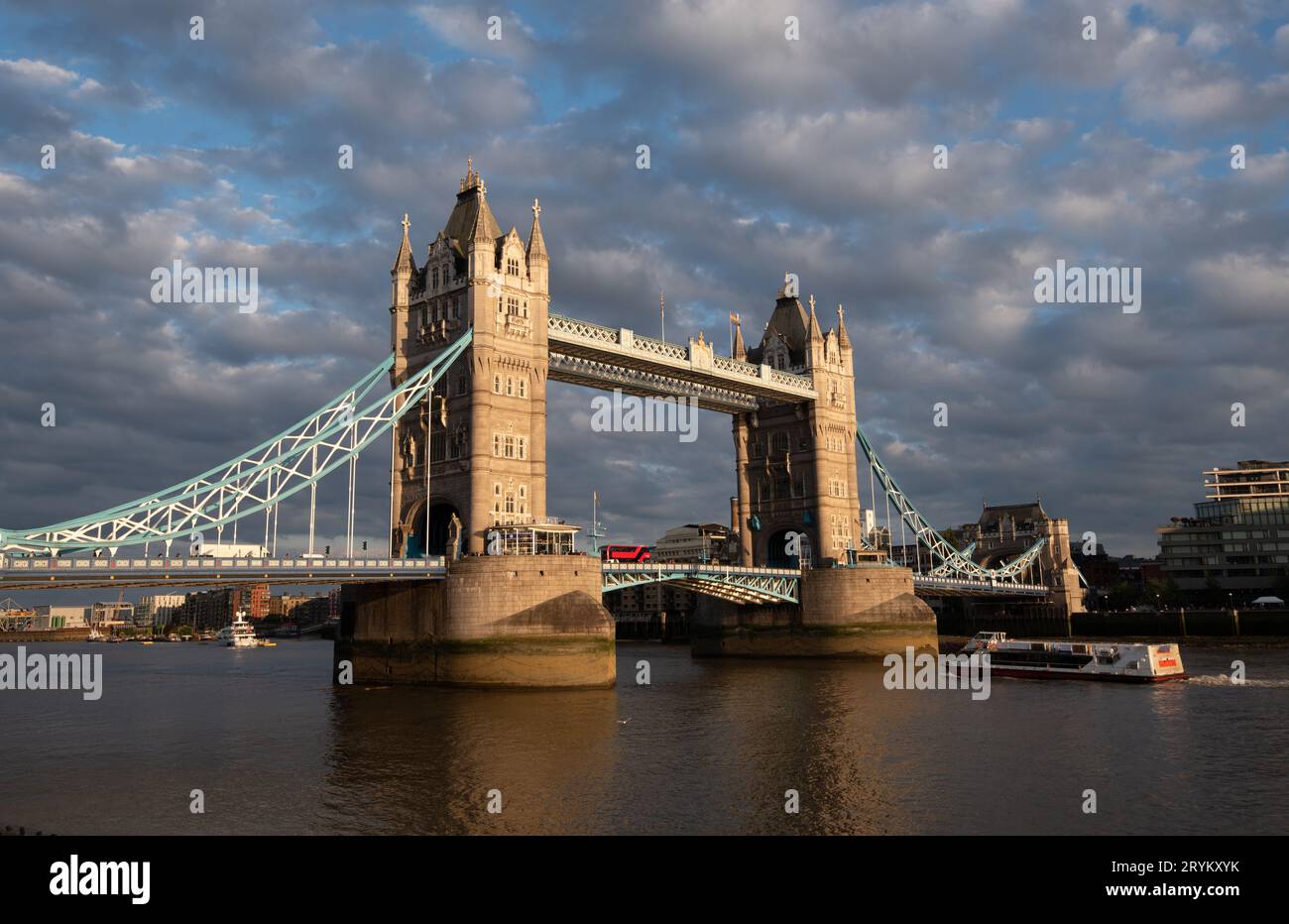 Pont de la tour de Londres. Bateau touristique naviguant sur la Tamise au coucher du soleil. Royaume-Uni Angleterre Banque D'Images