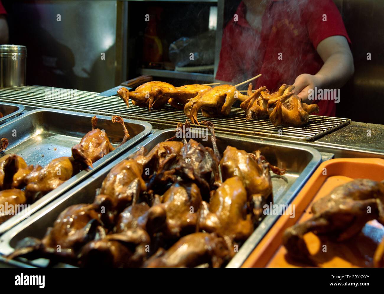 Cuisine traditionnelle du chef chinois dans la rue snack de Beijing en Chine. Délicieux fast-food de rue Banque D'Images