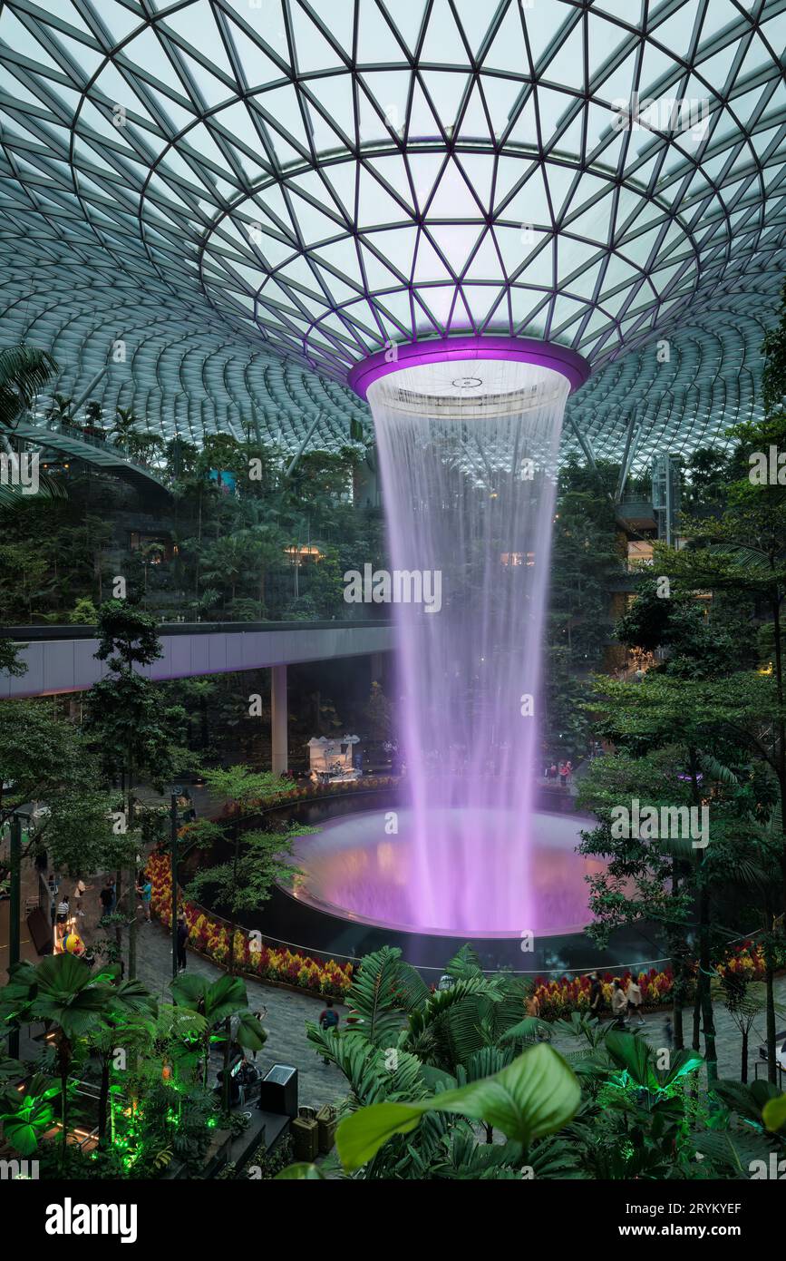 L'aéroport de Singapour tourbillonnaire et le chemin de fer au milieu d'une végétation luxuriante Banque D'Images