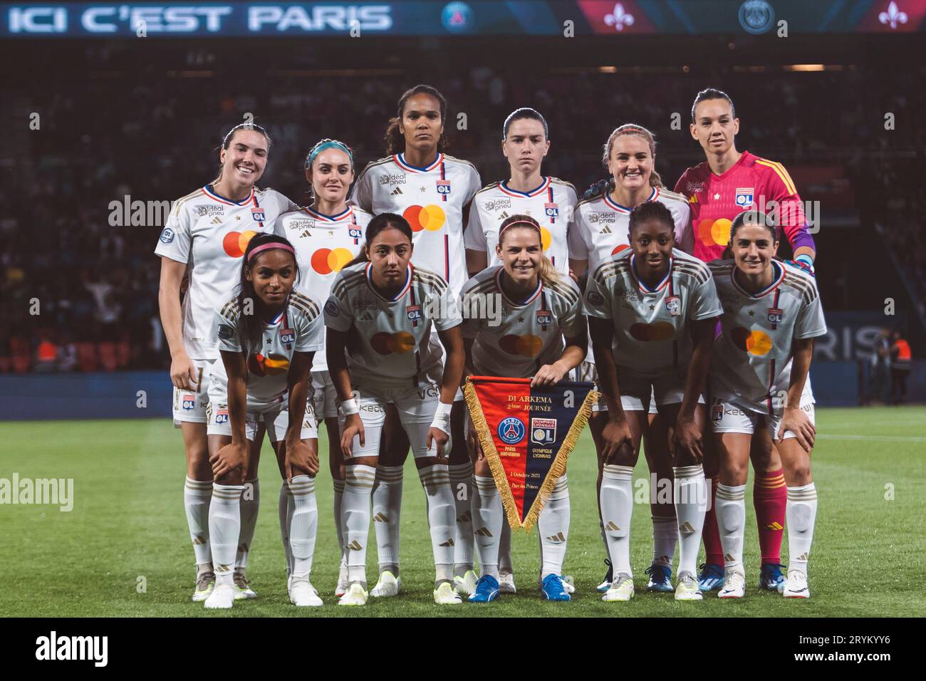 Lyon, France. 01 octobre 2023. Équipe OL lors du match D1 Arkema entre le Paris Saint-Germain et l'Olympique Lyonnais au Parc des Princes à Paris. (Pauline FIGUET/SPP) crédit : SPP Sport Press photo. /Alamy Live News Banque D'Images