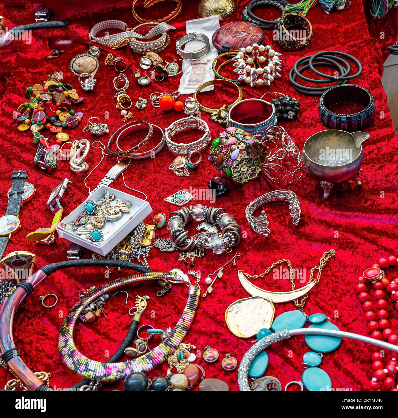 Perles, bracelets, bagues et boucles d'oreilles Banque D'Images