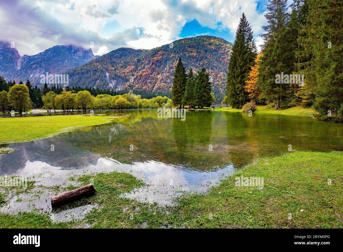 Le lac Fuzine d'origine glaciaire Banque D'Images