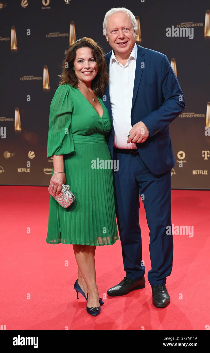 WDR-Intendant Tom Buhrow und seine Freundin Daniela Boff kommt zur Gala und Verleihung des Deutschen Fernsehpreis à Köln. *** Le Directeur général du WDR Tom Buhrow et sa petite amie Daniela Boff assistent au gala et à la cérémonie de remise du Prix de la télévision allemande à Cologne Credit : Imago/Alamy Live News Banque D'Images
