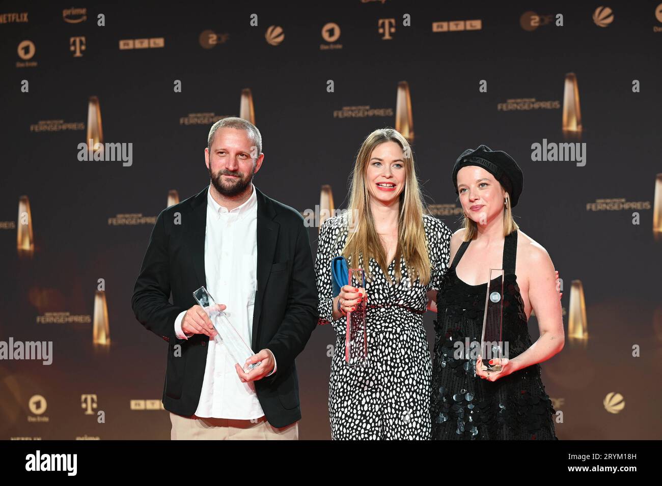 Preistraeger Jella HAASE, r, Schauspielerin film KLEO, Kategorie Beste Drama-Serie posiert mit Preis BEI Gala und Verleihung des Deutschen Fernsehpreis in Köln. *** Lauréate du prix Jella HAASE, r, actrice film KLEO, catégorie meilleure série dramatique pose avec prix au gala et à la cérémonie de remise du prix de la télévision allemande à Cologne crédit : Imago/Alamy Live News Banque D'Images