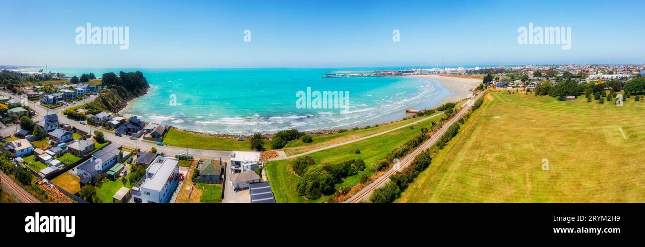Timaru ville côtière sur la côte Pacifique de la Nouvelle-Zélande - port industriel et parc verdoyant avec baie pittoresque. Banque D'Images