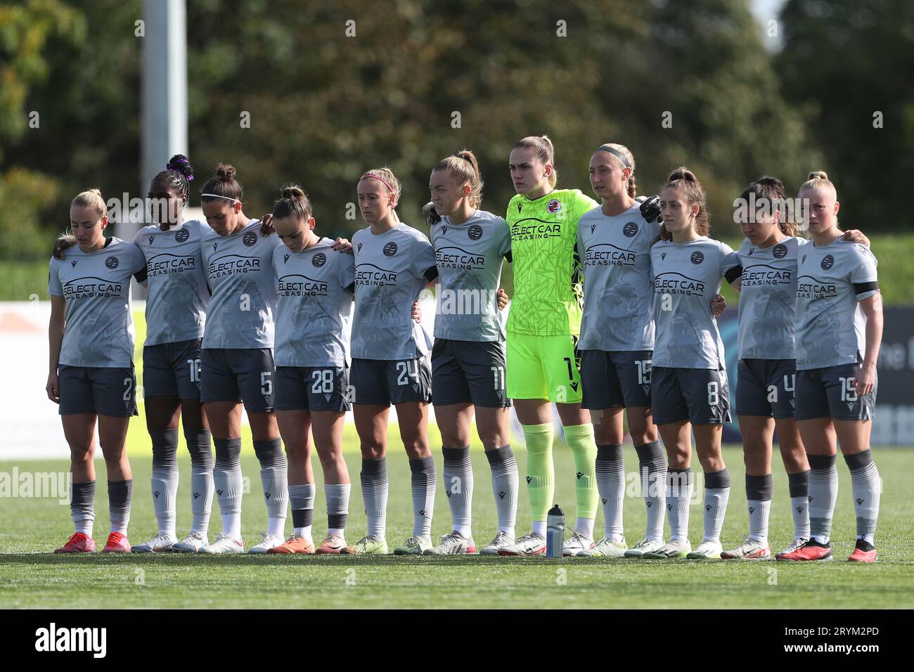 L'équipe de Reading s'aligne pour une minute de silence en souvenir de Maddy Cusack, de Sheffield United, qui a perdu la vie le week-end dernier lors du match de championnat féminin entre le Durham Women FC et Reading à Maiden Castle, Durham City, le dimanche 1 octobre 2023. (Photo : Mark Fletcher | MI News) crédit : MI News & Sport / Alamy Live News Banque D'Images