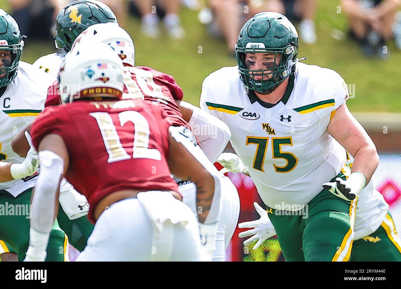 30 septembre 2023 : Ryan McKenna (75), junior de l'Université William & Mary, bloque un match de football entre l'Université William Mary et l'Université Elon, au Rhodes Stadium, Elon, Caroline du Nord. David Beach/CSM Banque D'Images