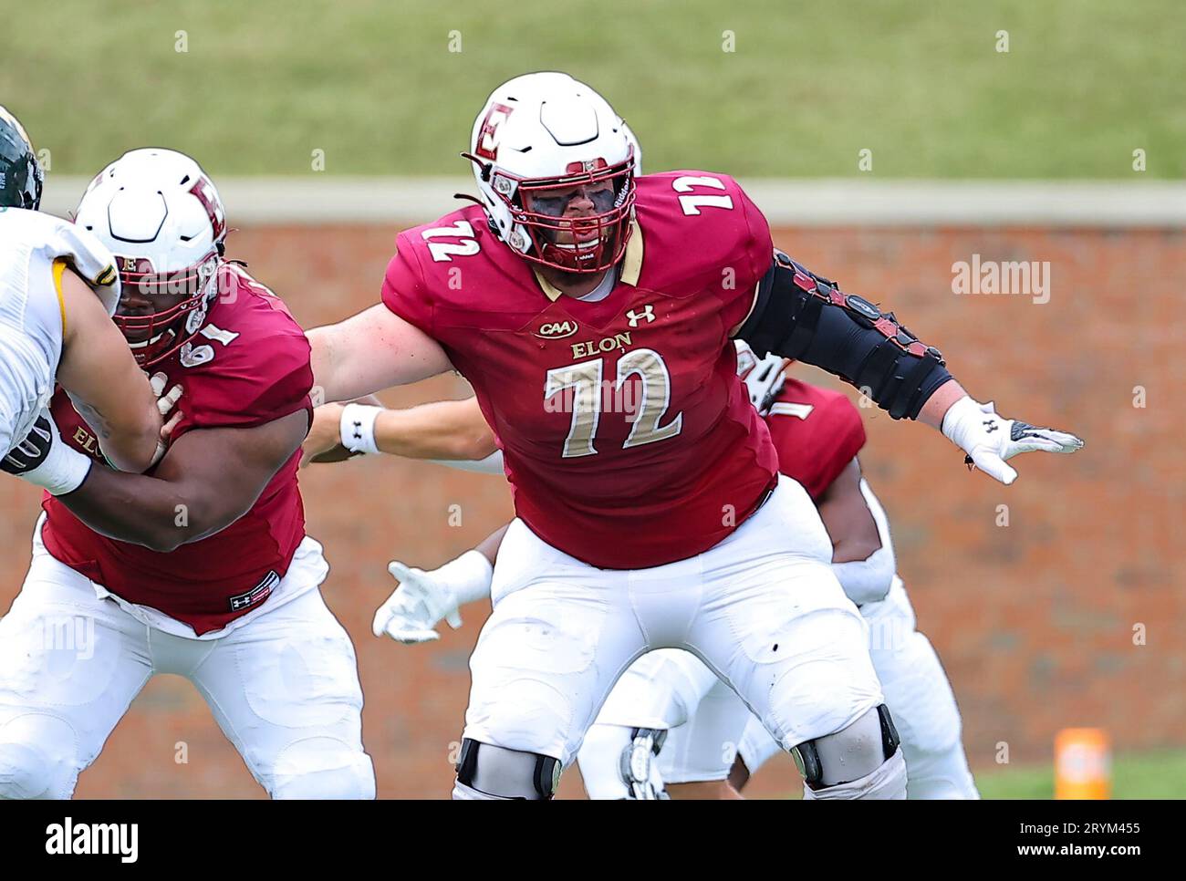 30 septembre 2023 : Caleb Krings (72), junior de l'Université Elon, s'oppose à William et Mary. Match de football NCAA entre l'Université William Mary et l'Université Elon, au Rhodes Stadium, Elon, Caroline du Nord. David Beach/CSM (image de crédit : © David Beach/Cal Sport Media) Banque D'Images