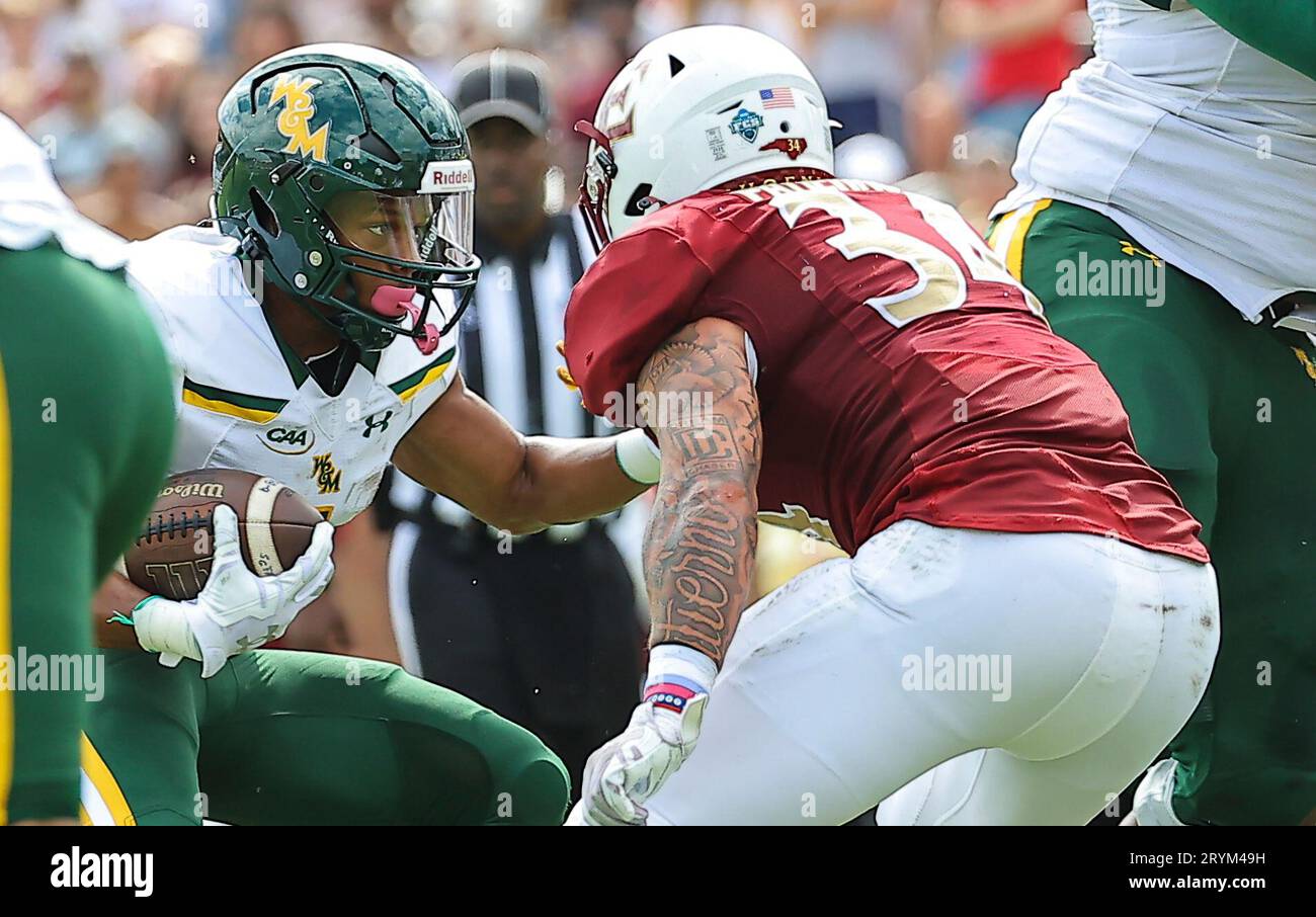 30 septembre 2023 : William & Mary University Jr Malachi Imoh (1 ans) court avec le ballon alors que Marco Patierno (34 ans) cherche à s'attaquer. Match de football NCAA entre l'Université William Mary et l'Université Elon, au Rhodes Stadium, Elon, Caroline du Nord. David Beach/CSM Banque D'Images
