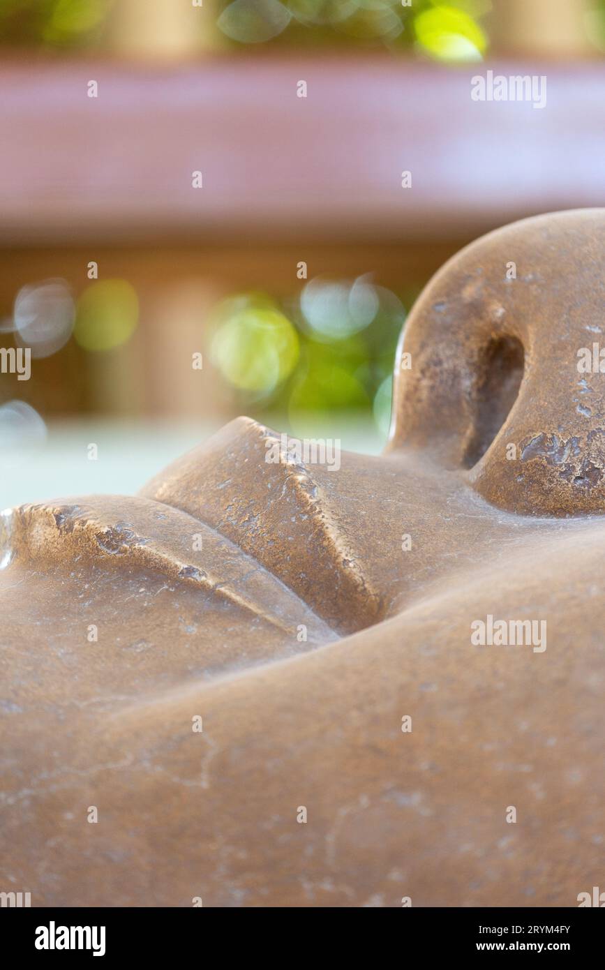 Détail du sourire de la statue colossale du pharaon Ramsès II au Musée de Memphis, près du Caire, Egypte Banque D'Images