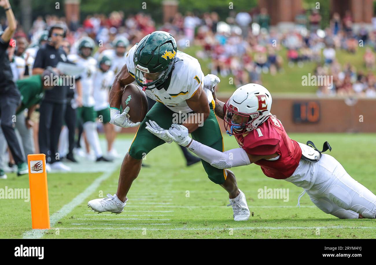 30 septembre 2023 : Malachi Imoh (1), junior de l'Université William & Mary, tente de plonger dans la zone terminale, mais est arrêté par Jalen Hampton (1). Match de football NCAA entre l'Université William Mary et l'Université Elon, au Rhodes Stadium, Elon, Caroline du Nord. David Beach/CSM Banque D'Images