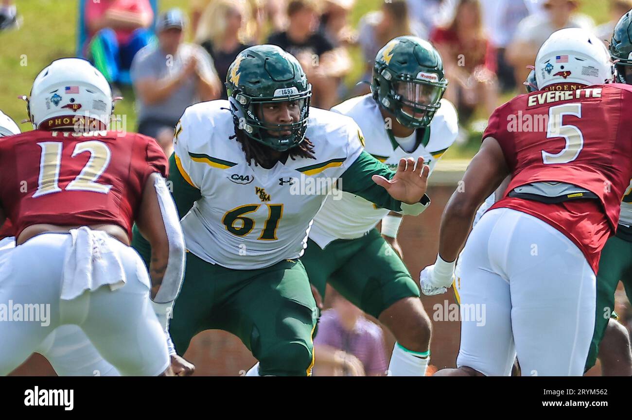 30 septembre 2023 : Rian Haigler (61), senior de l'Université William & Mary. Blocs contre l'Université Elon. Match de football NCAA entre l'Université William Mary et l'Université Elon, au Rhodes Stadium, Elon, Caroline du Nord. David Beach/CSM Banque D'Images