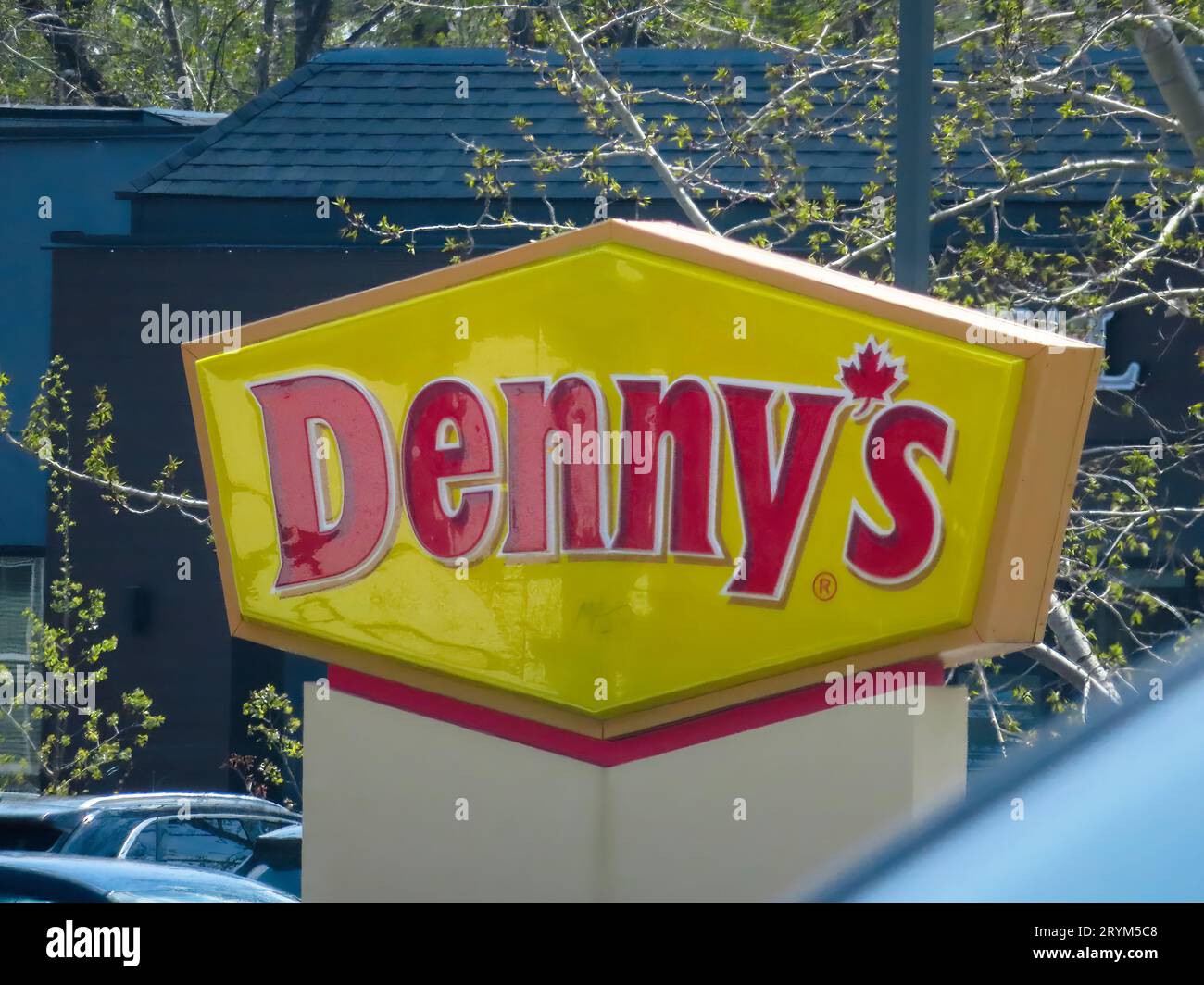 Calgary, Alberta, Canada. 7 mai 2023. Près d'un panneau de restauration rapide Dennys. Banque D'Images