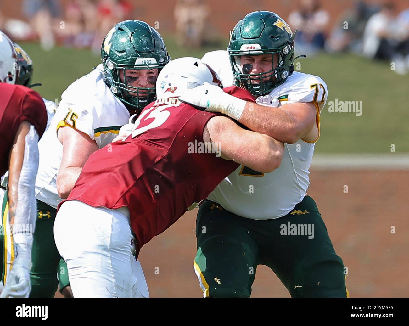 30 septembre 2023 : William & Mary University le père Kadin Lynch (72) combat le bloc de l'Université Elon. Match de football NCAA entre l'Université William Mary et l'Université Elon, au Rhodes Stadium, Elon, Caroline du Nord. David Beach/CSM (image de crédit : © David Beach/Cal Sport Media) Banque D'Images