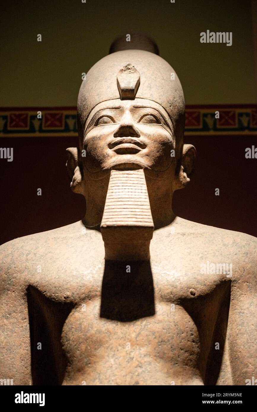 Statue monumentale de pharaon au Musée égyptien du Caire, le Caire, Égypte Banque D'Images