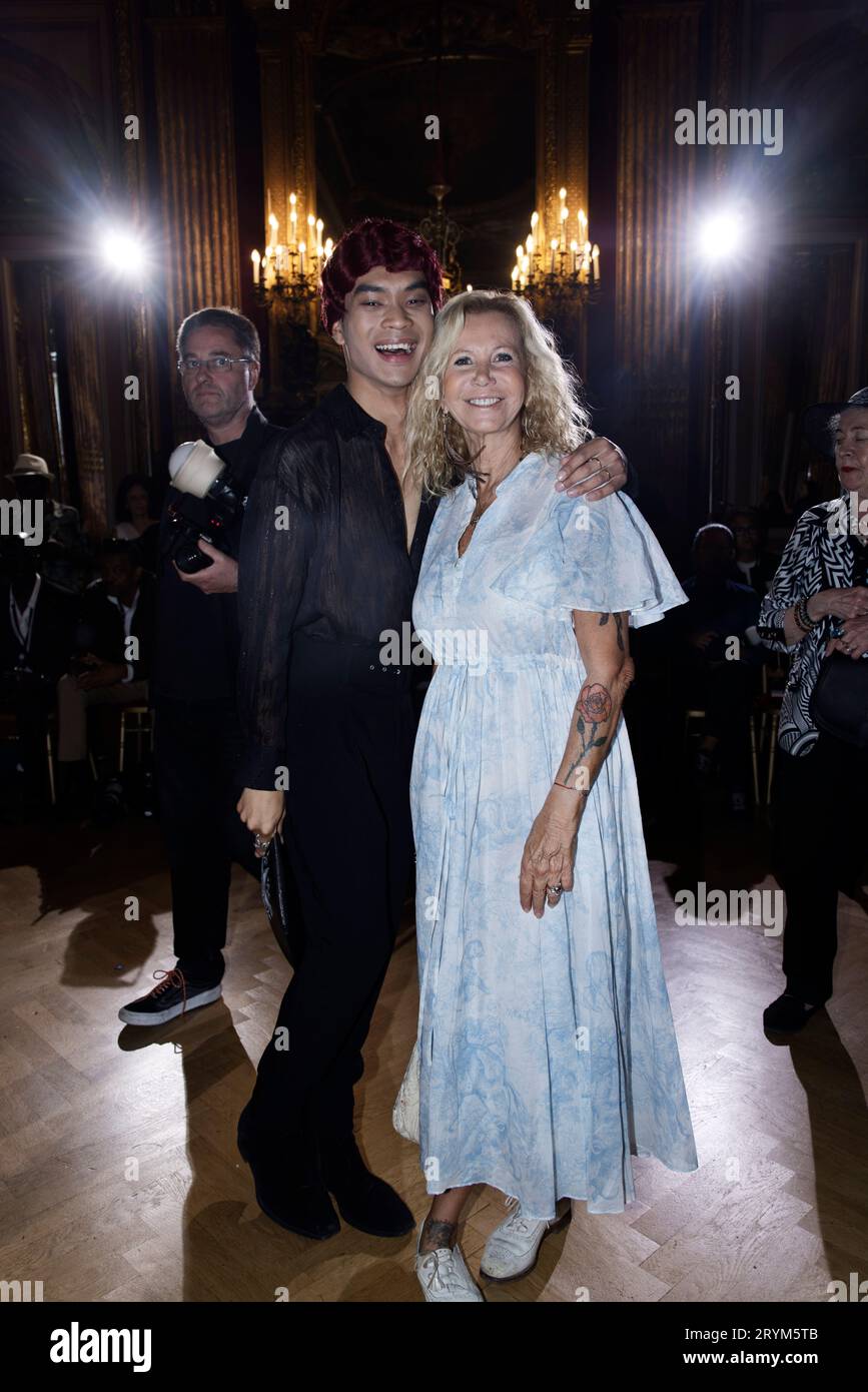 Paris, France. 1 octobre 2023. Fiona Gelin et Jeremy Bellet assistent au DÉFILÉ AEFW le 1 octobre 2023 à Paris. Crédit : Bernard Menigault/Alamy Live News Banque D'Images